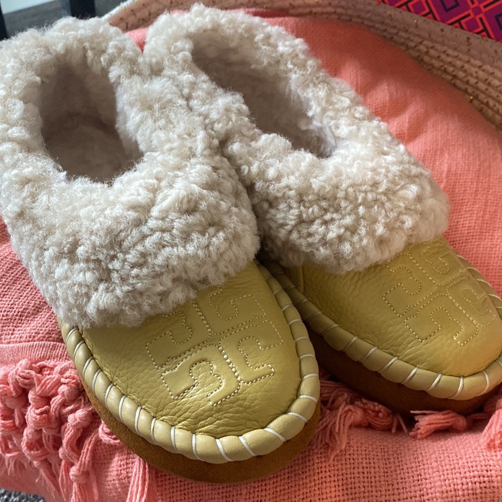 NIB Tory Burch Genuine Shearling Moccasin Slippers - Picture 8 of 13